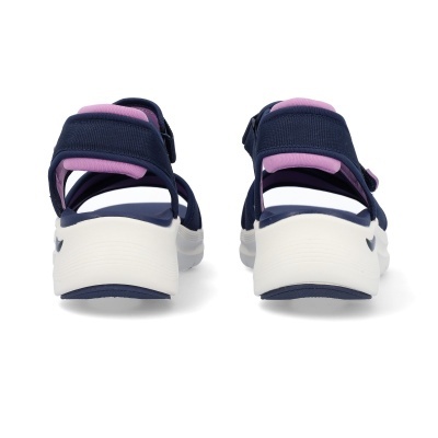 Sandálias desportivas azuis escuras com solado branco vistas de trás