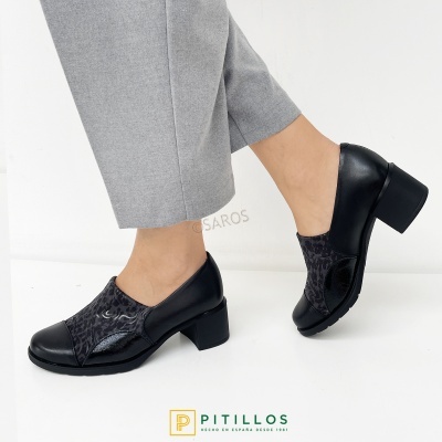 Sapatos pretos de salto baixo com padrão animal print cinza e preto