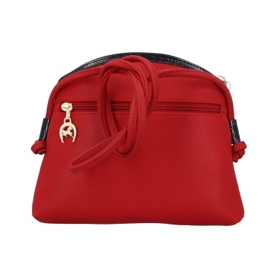 Bolsa vermelha com fecho dourado e pendente