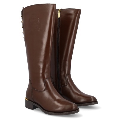 Botas altas castanhas em pele com fecho dourado lateral