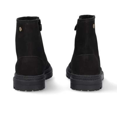 Botas pretas de couro ou camurça vistas de trás com sola preta