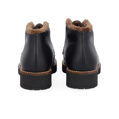 Sapatos pretos de pele com forro castanho felpudo vistos por trás