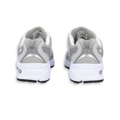 Par de sapatilhas desportivas cinzento claro e branco vista de trás