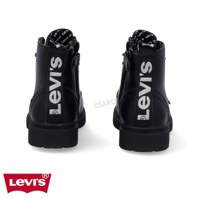 Botas pretas Levi's vistas de trás com logótipo branco vertical no calcanhar