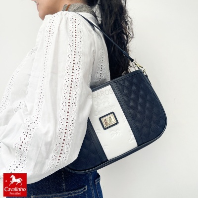 Mala de ombro preto e branco da marca Cavalinho com padrão matelassê e detalhes em relevo