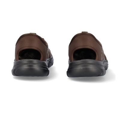 Sapatos castanhos com sola preta vistos de trás