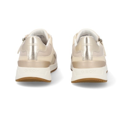 Sapatilhas bege claro com detalhes dourados e sola branca e castanha vista de trás