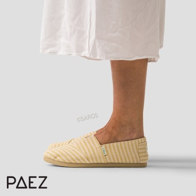 Alpercata listrada amarelo e branco Paez usada por pessoa com vestido branco