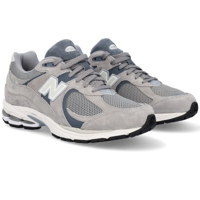 Sapatilhas New Balance 2002R cinza com detalhes em malha, camurça e solado branco e preto