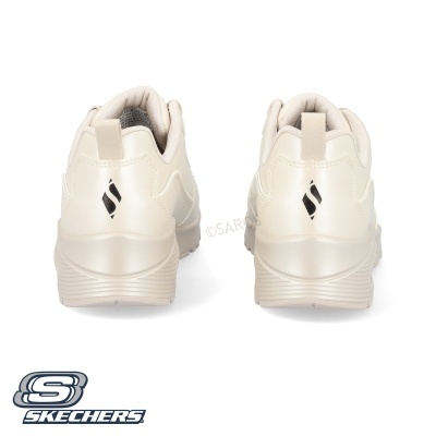 Sapatilhas Skechers bege claras vistas pela parte de trás, com logótipo preto, fundo branco e logótipo Skechers no canto inferior esquerdo