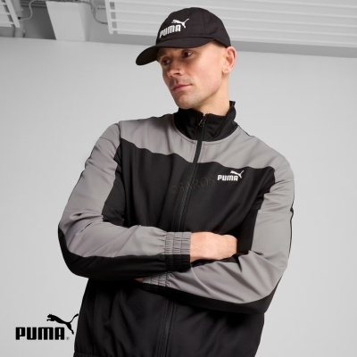 Homem com casaco desportivo preto e cinzento e boné preto PUMA
