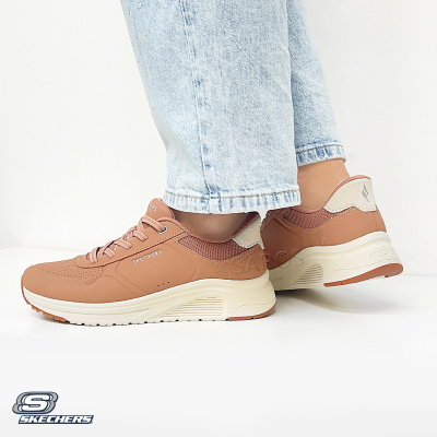 Ténis de corrida Skechers castanhos com sola branca e detalhes em tecido bege