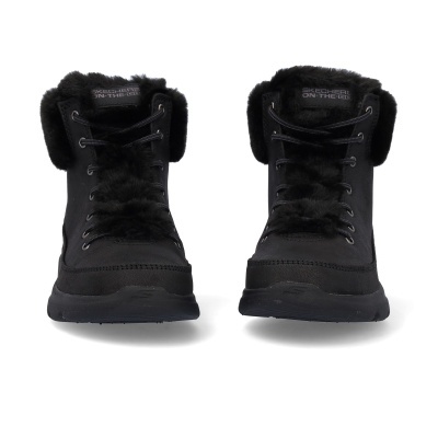 Botas pretas com pelo na lingueta e atacadores pretos