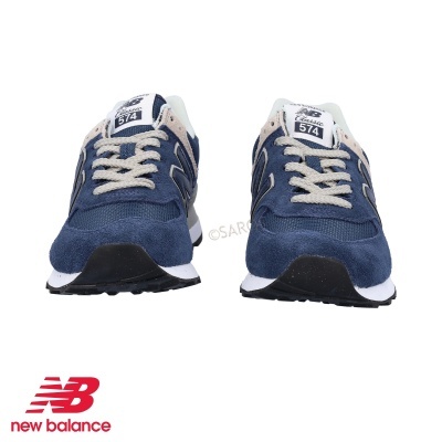ténis New Balance 574 azul escuro e bege vistos de frente
