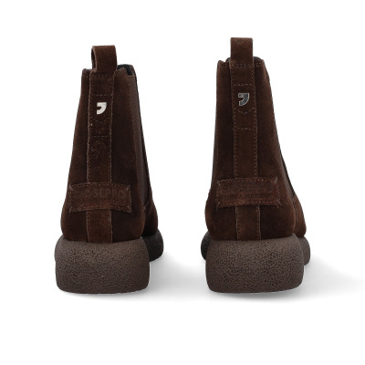 Botins castanhos em camurça com sola texturada, vistos de trás