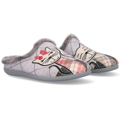 Chinelos de casa cinzentos com padrão xadrez e aplicação de gato com laço vermelho.
