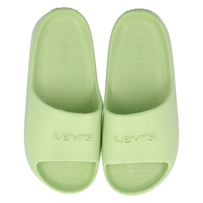 Chinelos de plástico verde-claro com marca Levis em relevo