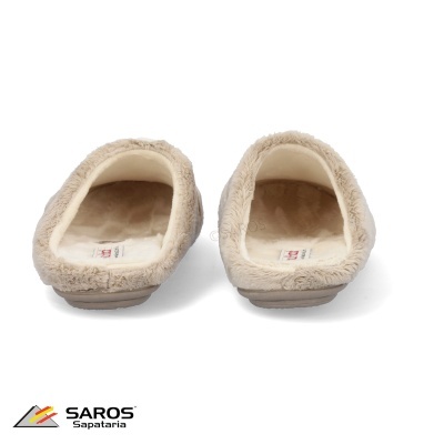 Chinelos bege felpudos de frente sobre fundo branco com logótipo SAROS