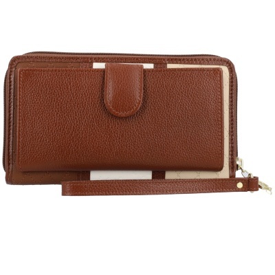 Carteira castanha em textura de couro com fecho botão e alça