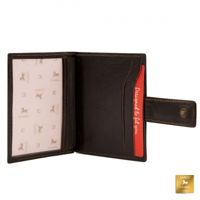 Carteira de couro castanho aberta com compartimento transparente e cartão vermelho