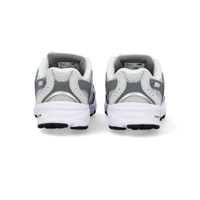 Par de sapatilhas desportivas cinza e branco New Balance 530