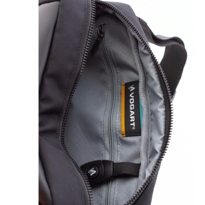 Bolsa cinzenta aberta com fecho e etiqueta VOGART no interior