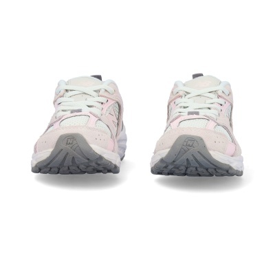 Par de sapatilhas desportivas New Balance brancas com detalhes cinza e rosa