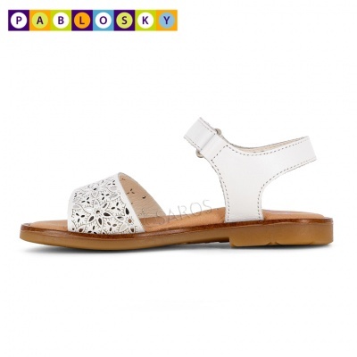 Sandália branca de criança com padrão floral recortado e sola castanha