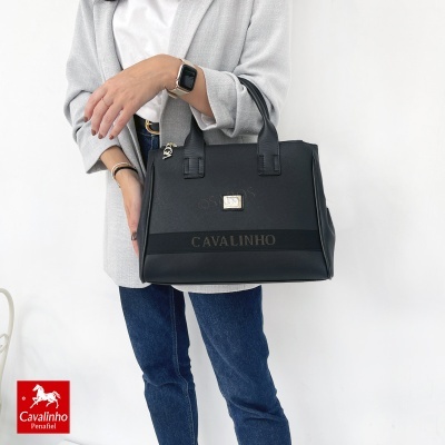 Bolsa preta Cavalinho com etiqueta metálica e nome estampado em fundo preto