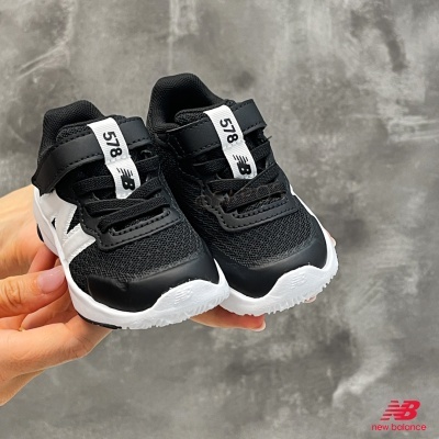 Ténis infantis New Balance pretos e brancos com etiqueta 578