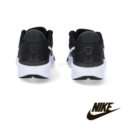 Par de sapatilhas desportivas Nike pretas e brancas vista traseira