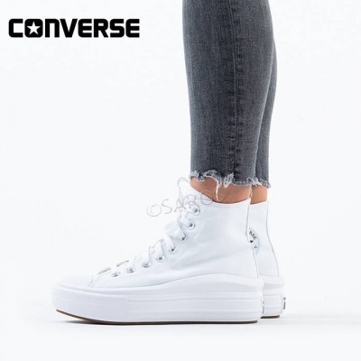 Ténis Converse All Star brancos de cano alto com sola grossa, usados com jeans cinzentos
