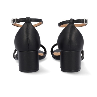 Sandálias pretas de salto grosso com tira no tornozelo e detalhes em strass