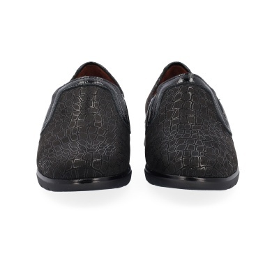 Par de sapatos pretos texturizados com padrão de pele de crocodilo