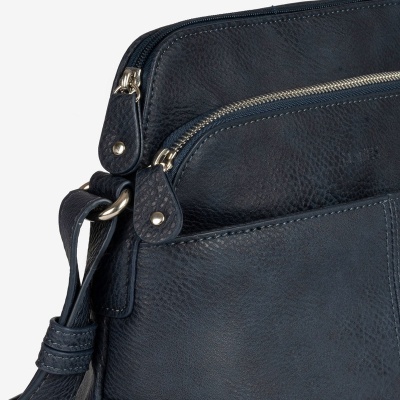 Mala de ombro azul escura em pele com fechos dourados e alça ajustável