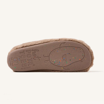 Sola de chinelo castanha com frase e desenho de batata feliz, pelo castanho envolvente.