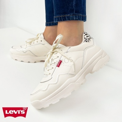 Ténis brancos Levi's com padrão de pele de leopardo no calcanhar e etiqueta vermelha