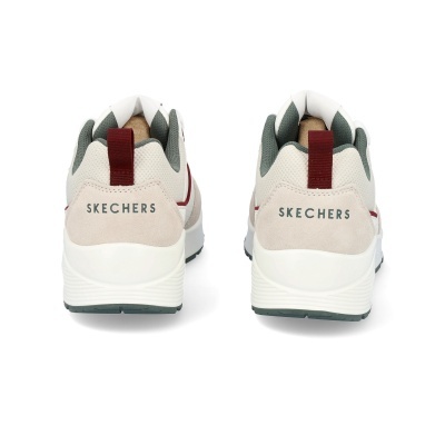 Par de sapatilhas Skechers bege branco e vinho vistos de trás