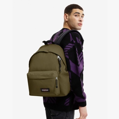 Mochila verde-oliva EASTPAK com bolso frontal zip, usada por jovem com camisola preta e roxa.