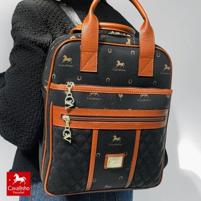 Mochila quadrada preta com estampa de cavalos e detalhes castanhos