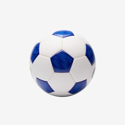 Bola de futebol branca e azul com padrão geométrico