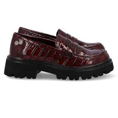 Sapatos mocassim castanhos em verniz com padrão pele de crocodilo e sola preta grossa