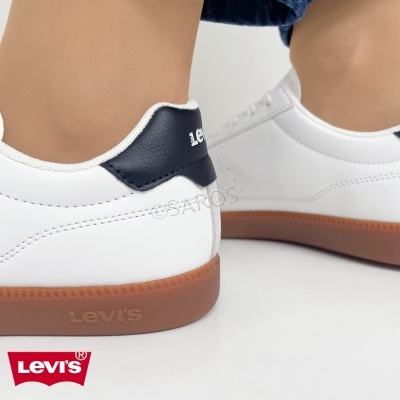 Ténis brancos Levi's com sola castanha e detalhe preto no calcanhar.