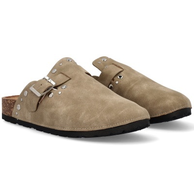 Sapatos tipo mule em pele bege com tachas metálicas e fivela prateada