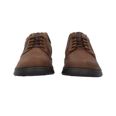 Sapatos masculinos castanhos de couro com atacadores e sola preta