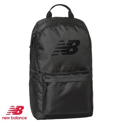 Mochila preta New Balance com bolso frontal e logótipo