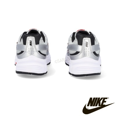 Par de ténis Nike cinzentos e brancos visto de trás