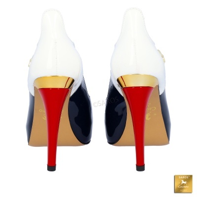 Sapatos de salto alto branco com salto vermelho e detalhe dourado
