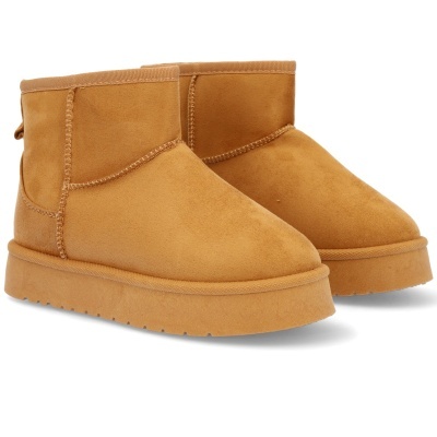 Botins baixos castanhos em camurça com sola espessa.