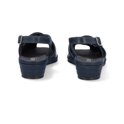 Sandálias azuis em couro com salto baixo e fivela